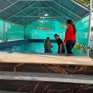 Pensión Johnson's With Pool & Ecohouseboat